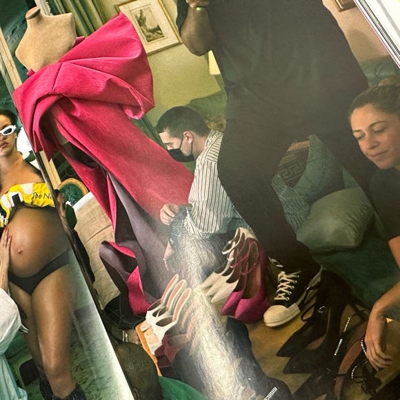 VOGUE Rihanna May 2022 Magazine - Picture 7 of 7